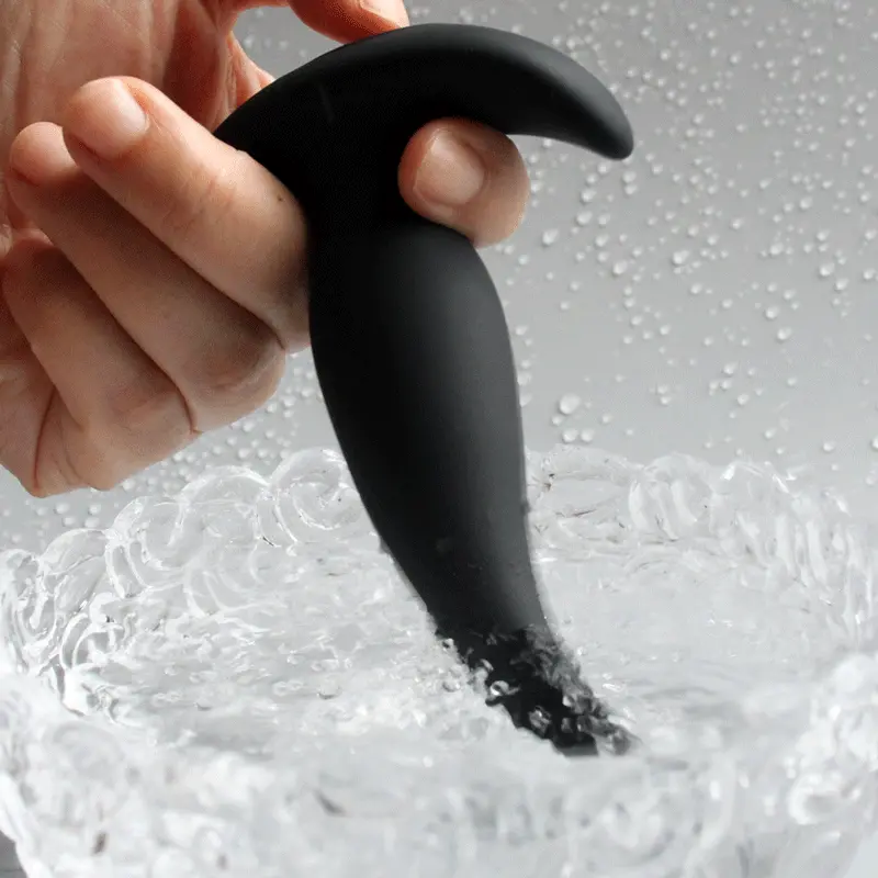 Boom beginner anal plug vibrating powerfully in water, showcasing its strong motor and intense vibration capabilities for enhanced stimulation.