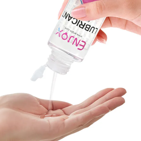 Enjox Lube water-based lubricant flows slowly into the palm of the hand and is transparent and clear, showing its pure material and non-stickiness.